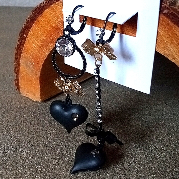 New! BETSEY JOHNSON First Date Mismatched Dangle Black Heart Leverback Earrings. - Picture 9 of 10